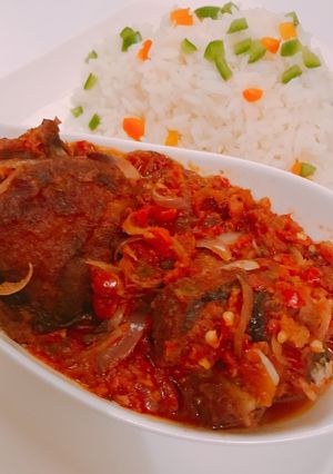 A picture of Fried turkey stew and boiled rice.