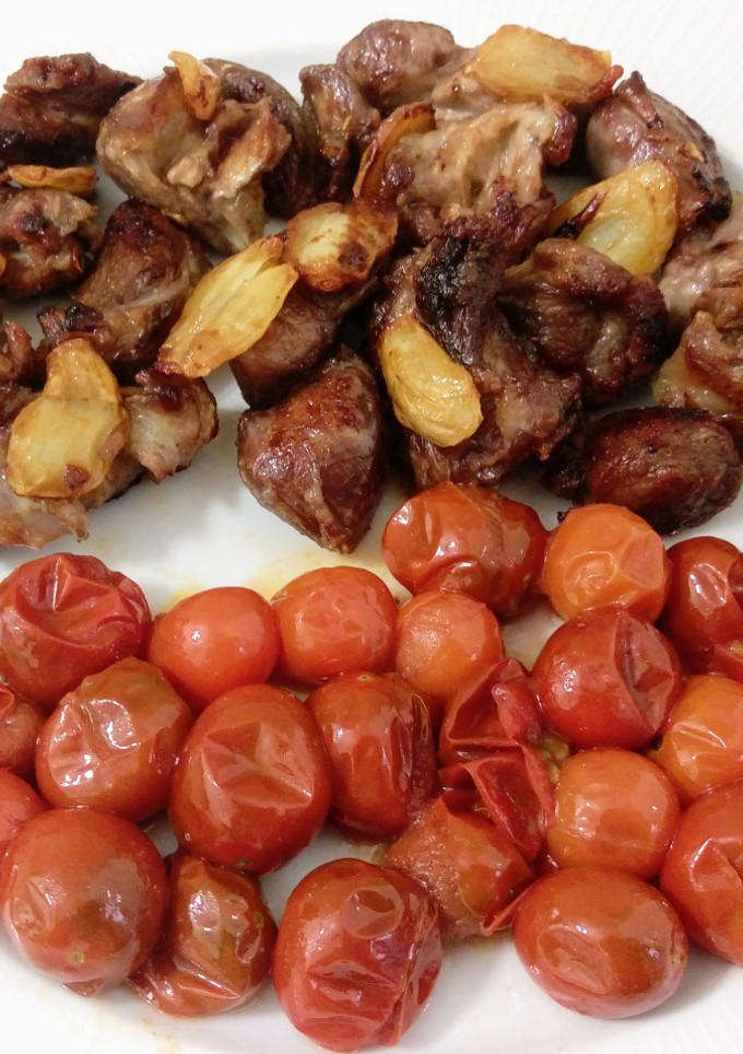 Una foto de Cordero al ajillo frito y tomatitos salteados