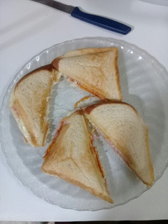 Una foto de Tostados de jamón y queso😏