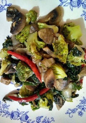 Una foto de Champiñones con espinaca y brócoli