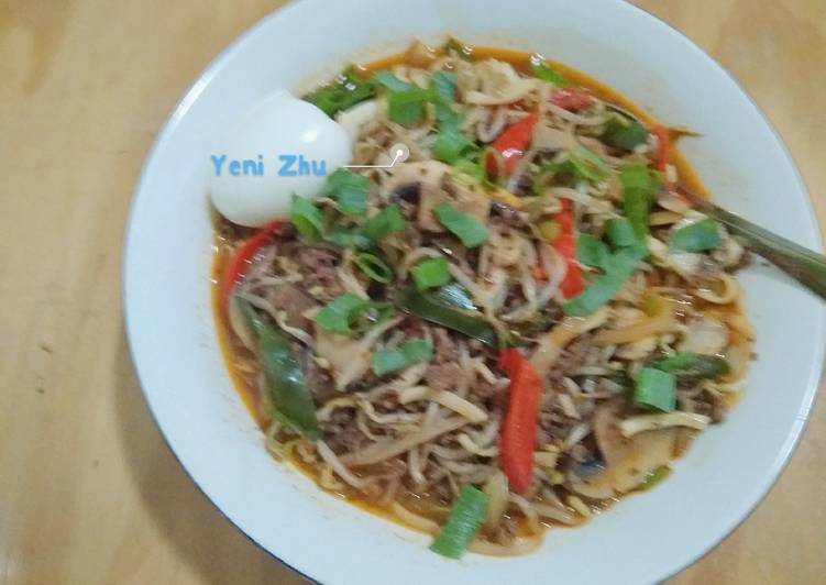 Mie Kuah Pedas DaTo (Daging & Toge)