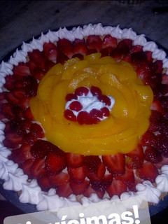 Una foto de Tarta de Frutilla, Durazno y Cereza con crema pastelera y mereng