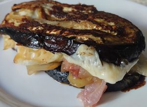 Una foto de Sándwich de berenjena🍆con pera y queso🧀🍯🧅🍐