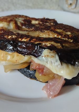 Una foto de Sándwich de berenjena🍆con pera y queso🧀🍯🧅🍐