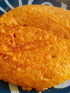 Una foto de Tortilla de calabaza naranja y cebolla
