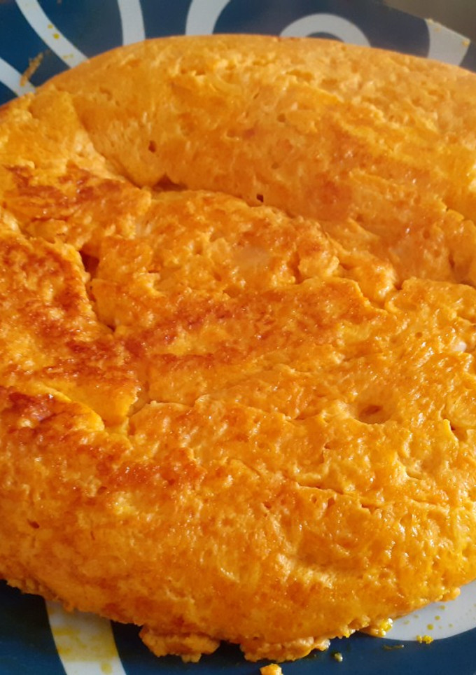 Una foto de Tortilla de calabaza naranja y cebolla