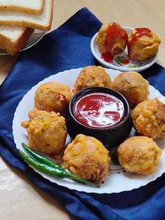 आलू ब्रेड बोंडा (aloo bread bonda recipe in Hindi) रेसिपी मुख्य फोटो