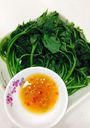 Hình của món Rau lang chấm mắm gừng.