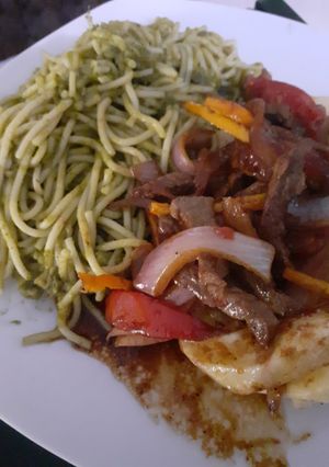 Una foto de Doble de Lomo Saltado y Tallarines verdes