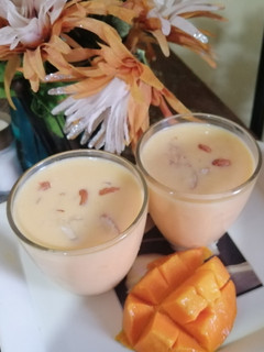 मैंगो बादाम शेक (Mango Badam Shake Recipe in Hindi) रेसिपी मुख्य फोटो