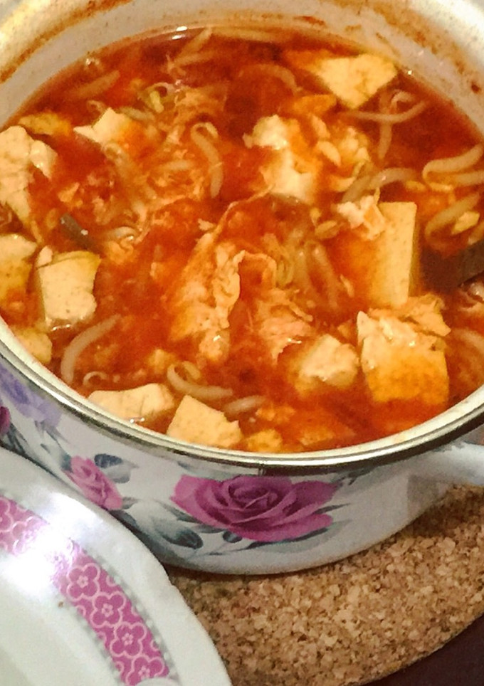 Foto resep Soondubu Jjigae (korean tofu and egg spicy soup)