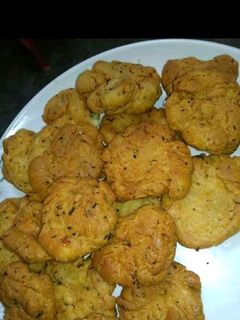 गेहूं के आटे की मठरी (Gehu ke aate ki mathri recipe in hindi) रेसिपी मुख्य फोटो