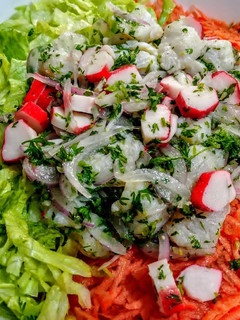 Una foto de CEVICHE De🐬Merluza y Surimi🦀...!