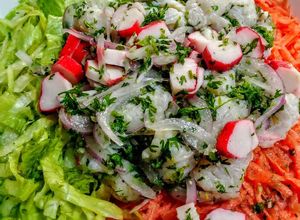 Una foto de CEVICHE De🐬Merluza y Surimi🦀...!