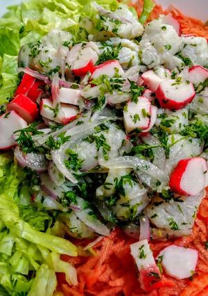 Una foto de CEVICHE De🐬Merluza y Surimi🦀...!