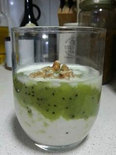 Foto principal de Postre de Kiwi con Yogurt Natural a la Menta