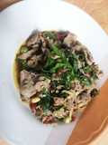 เนื้อน่องลายผัดใบยี่หร่า