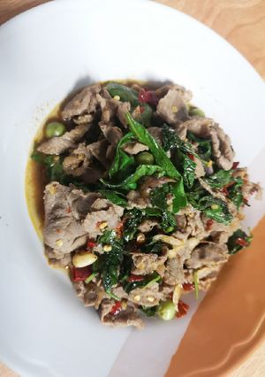 รูปของ เนื้อน่องลายผัดใบยี่หร่า