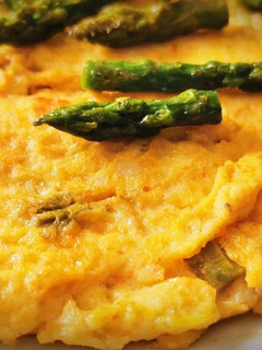 Una foto de Tortilla de Espárragos verdes con Bacalao y Pimientos asados