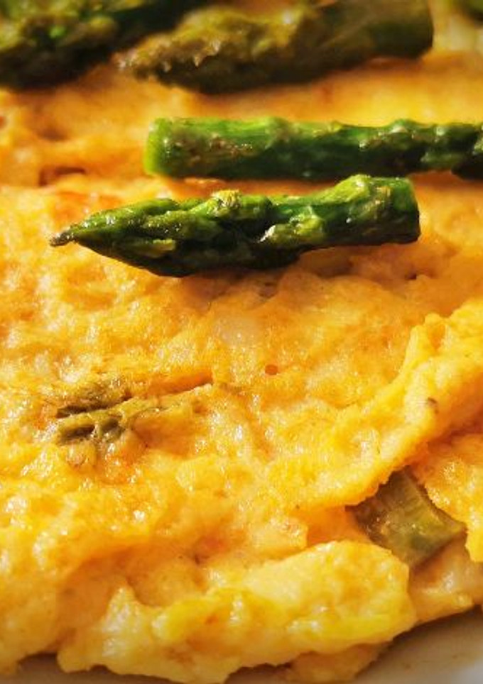 Una foto de Tortilla de Espárragos verdes con Bacalao y Pimientos asados