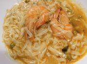 Una foto de sopa de marisco congelado