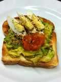 Avocado Toast con Tomate y Huevo