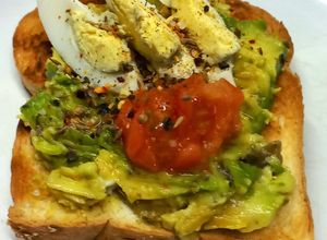 Una foto de Avocado Toast con Tomate y Huevo