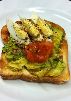 Una foto de Avocado Toast con Tomate y Huevo