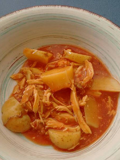 Una foto de Pechuga de pollo deshebrada con tomate. ॐ