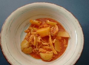 Una foto de Pechuga de pollo deshebrada con tomate. ॐ
