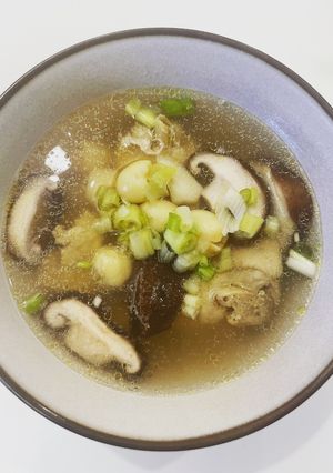 蓮子鮮菇蒜香雞湯 的食譜成品照片