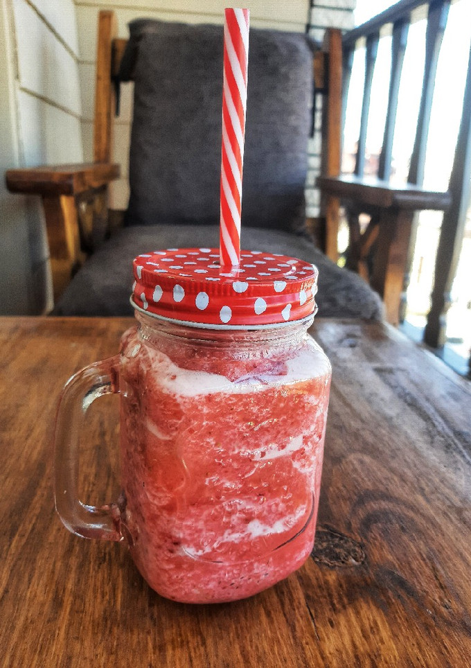 Una foto de Licuado de piña y frutilla al agua 🍹