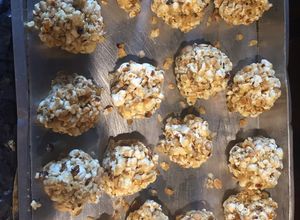 Una foto de Bolas de palomitas de maíz 🍿 con nueces y maní
