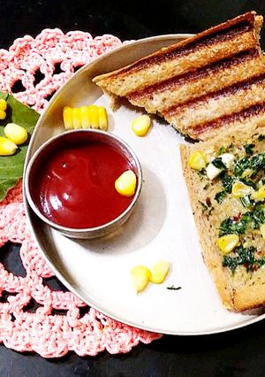સ્મોકી ચીઝ સ્પીનચ કોર્ન સેન્ડવિચ (Smoky Cheese Spinach Corn Sandwich Recipe In Gujarati) રેસીપી મુખ્ય ફોટો
