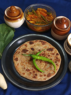 મૂળા નાં સ્ટફ્ડ પરાઠા (Mooli Stuffed Paratha Recipe In Gujarati) રેસીપી મુખ્ય ફોટો