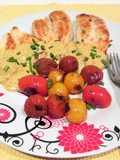 Filetes de pechuga de pollo  con salsa curry y tomatitos cherry
