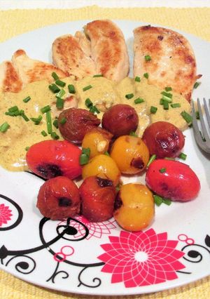 Una foto de Filetes de pechuga de pollo  con salsa curry y tomatitos cherry
