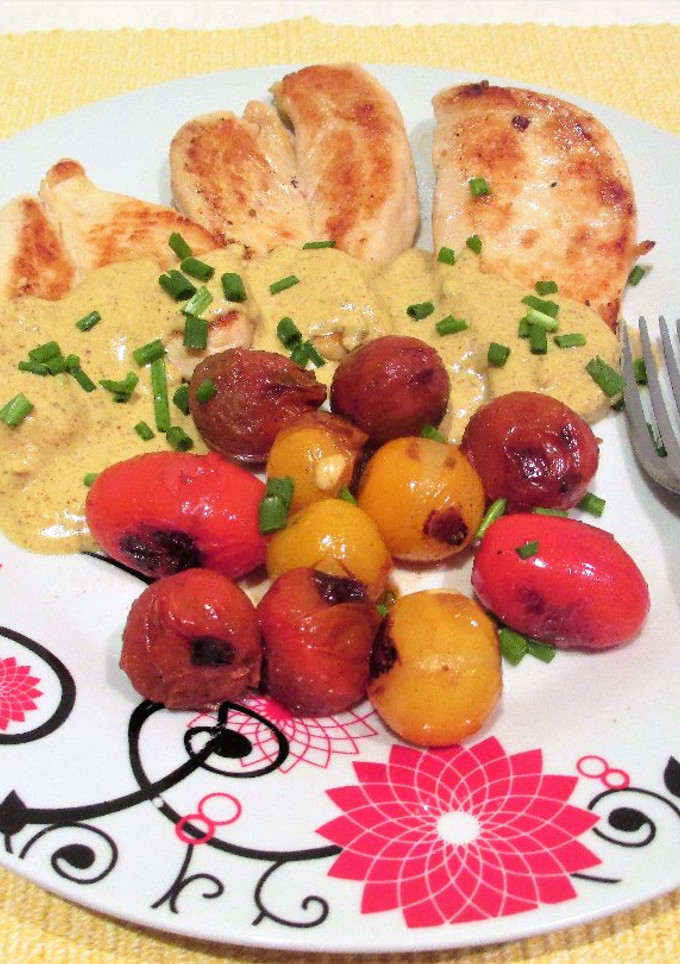 Una foto de Filetes de pechuga de pollo  con salsa curry y tomatitos cherry