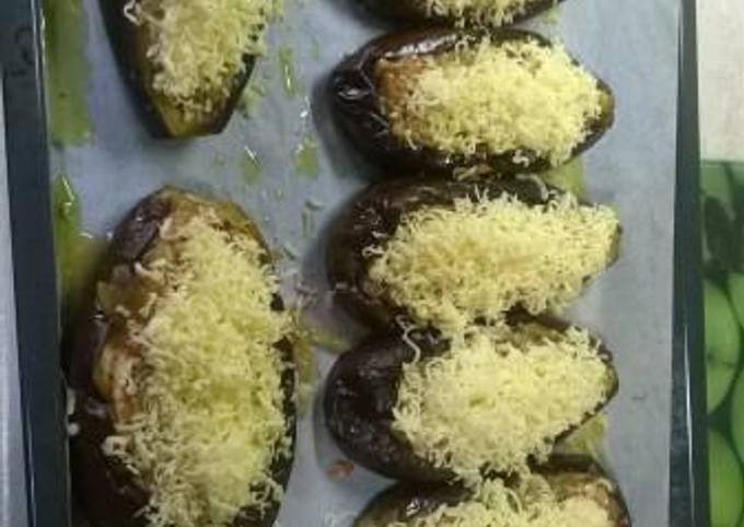 κύρια φωτογραφία συνταγής Μελιτζάνες γεμιστές με κρεμμύδια καραμελωμένα