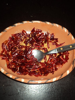 Una foto de Chiles de árbol asados en horno de leña con tequila para salsa y antojitos