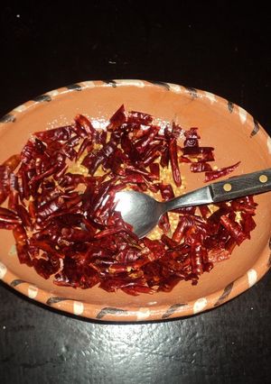 Una foto de Chiles de árbol asados en horno de leña con tequila para salsa y antojitos
