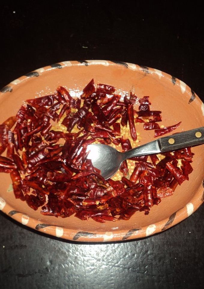 Una foto de Chiles de árbol asados en horno de leña con tequila para salsa y antojitos