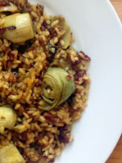 Una foto de Arroz con alcachofas y jamón