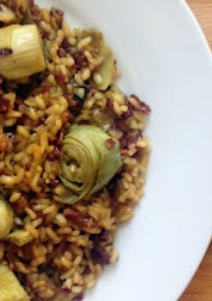 Una foto de Arroz con alcachofas y jamón