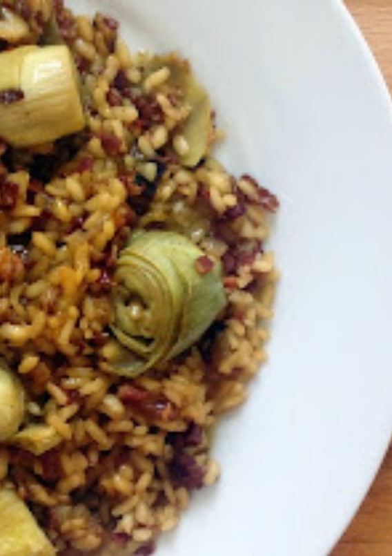 Una foto de Arroz con alcachofas y jamón
