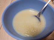 Una foto de sopa de pasta integral