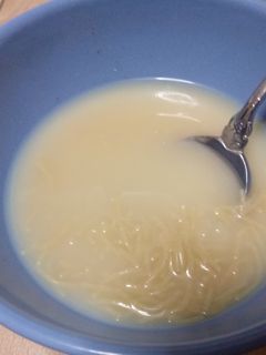 Una foto de Sopa de fideos calentita