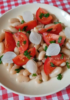 Une photo de Salade d'haricots blancs tomates 🍴