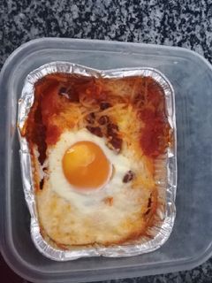 Una foto de Huevos al plato con chorizo y puré de papas