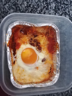Una foto de Huevos al plato con chorizo y puré de papas